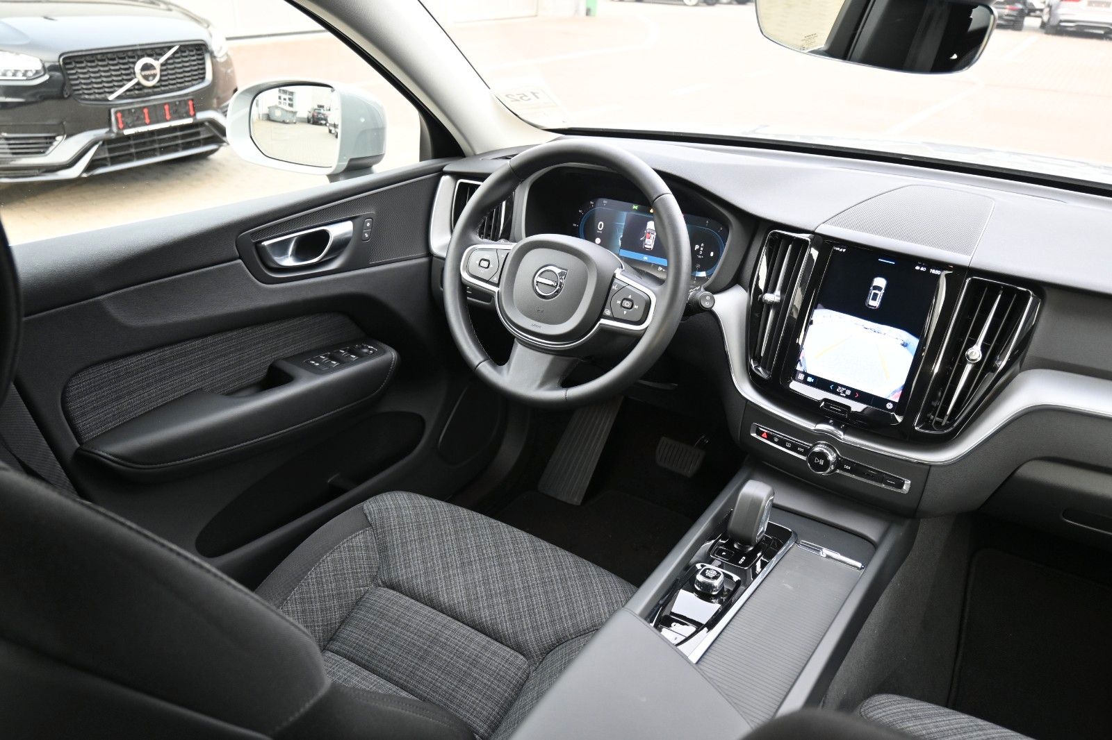 Fahrzeugabbildung Volvo XC60 B4D FWD Core*RFK*Qi*el.Heckkl*GoogleMaps