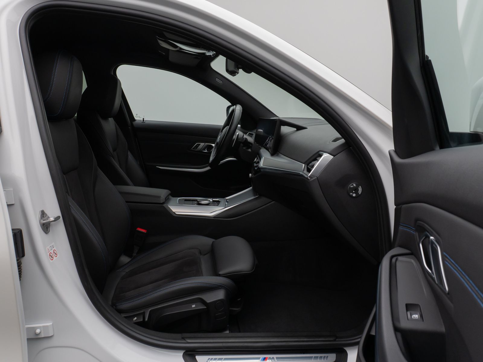 Fahrzeugabbildung BMW 330e M Sport Kamera DAB HUD Alarm Parkassistent