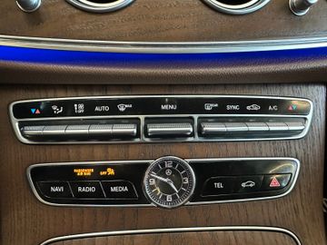 Mercedes-Benz E 350 *BURMESTER*KEYLES*PANO*AHK*ACC*StandHZ*