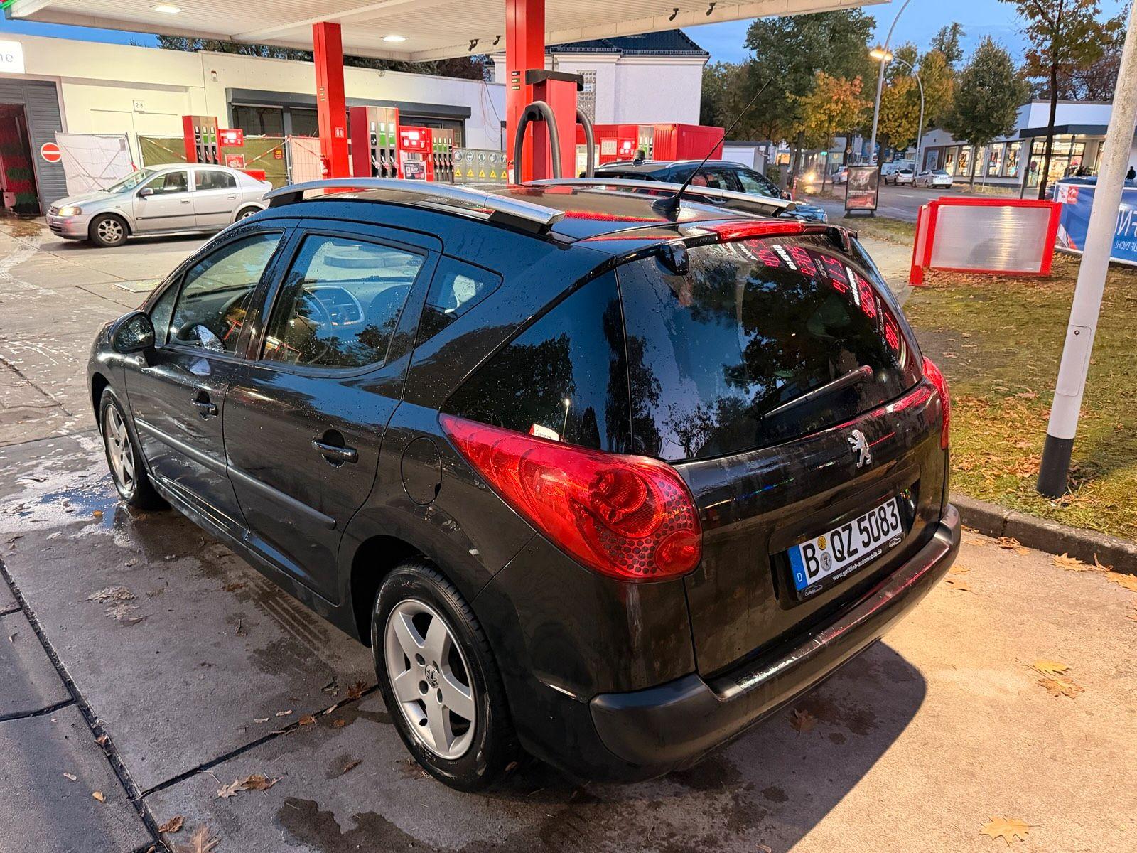 Peugeot 207 2010 — салон