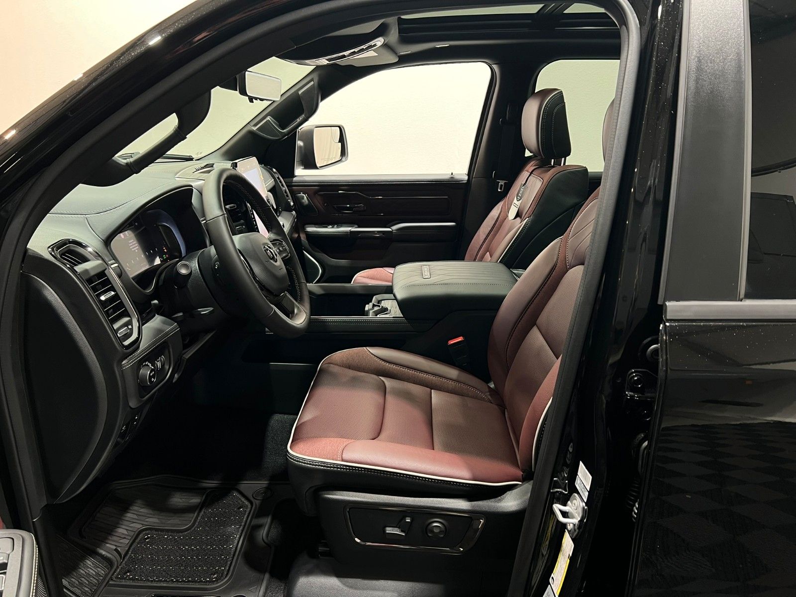 Fahrzeugabbildung Dodge RAM 1500 Limited Night MY25 *Ebony Red seats*