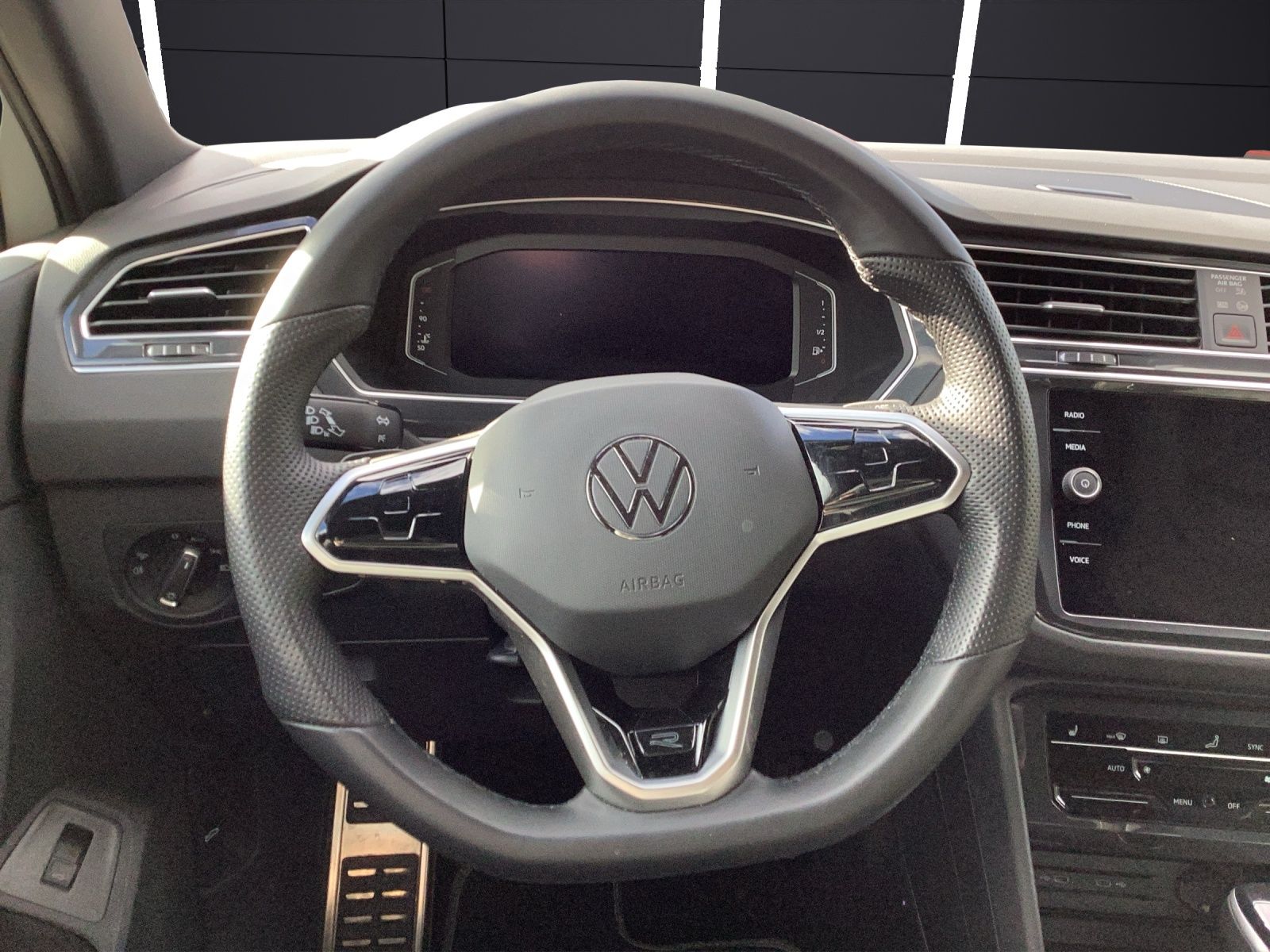 Fahrzeugabbildung Volkswagen Tiguan TSI R-Line DSG 4M Matrix AHK Navi AID ACC