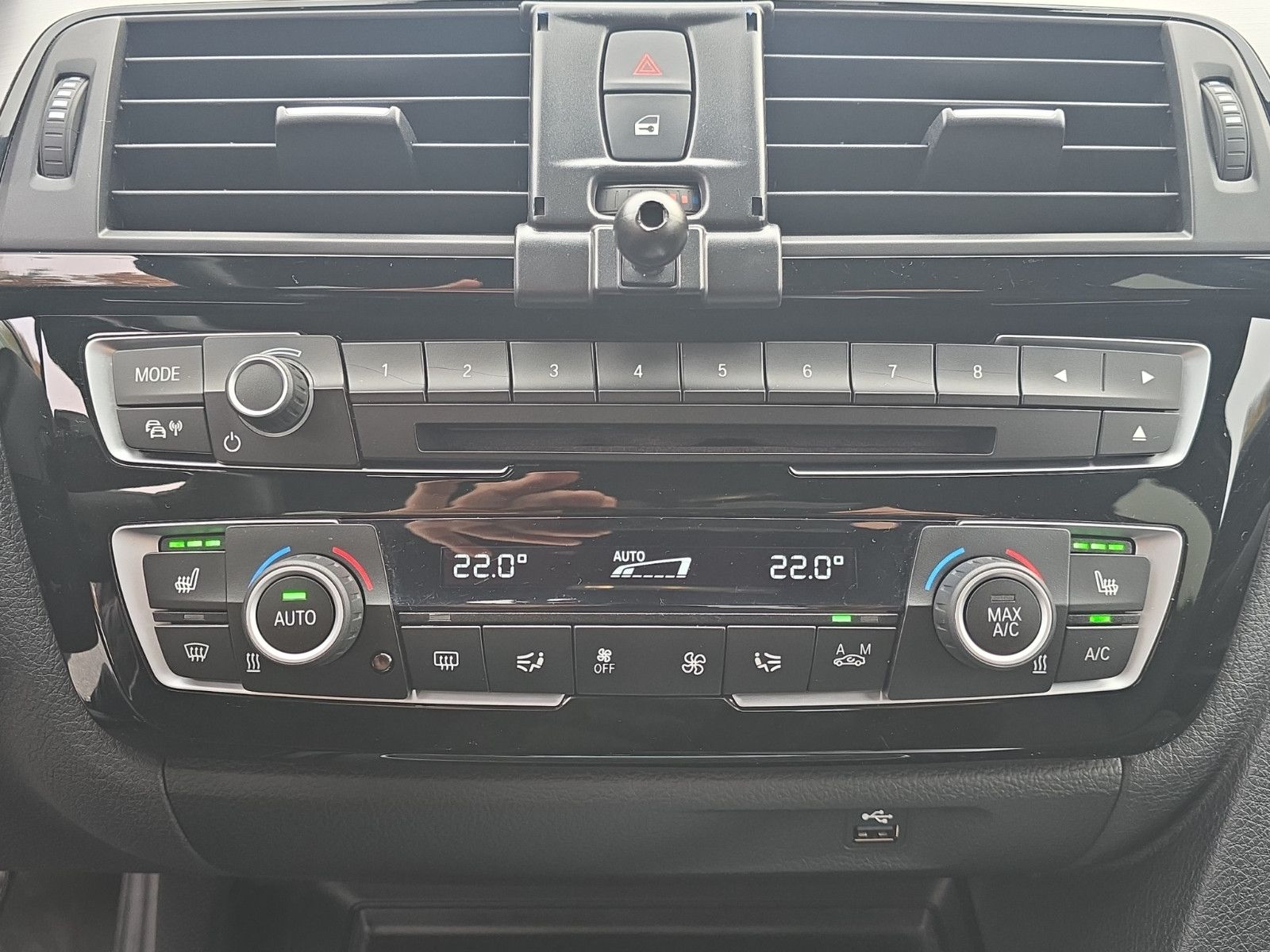 Fahrzeugabbildung BMW 330 e iPerformance M-Sportpaket +LED+ALCANTARA