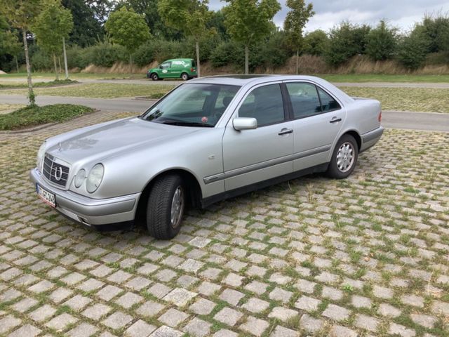 Mercedes-Benz Mercedes Benz, E 240, Benziner, Automatik,...