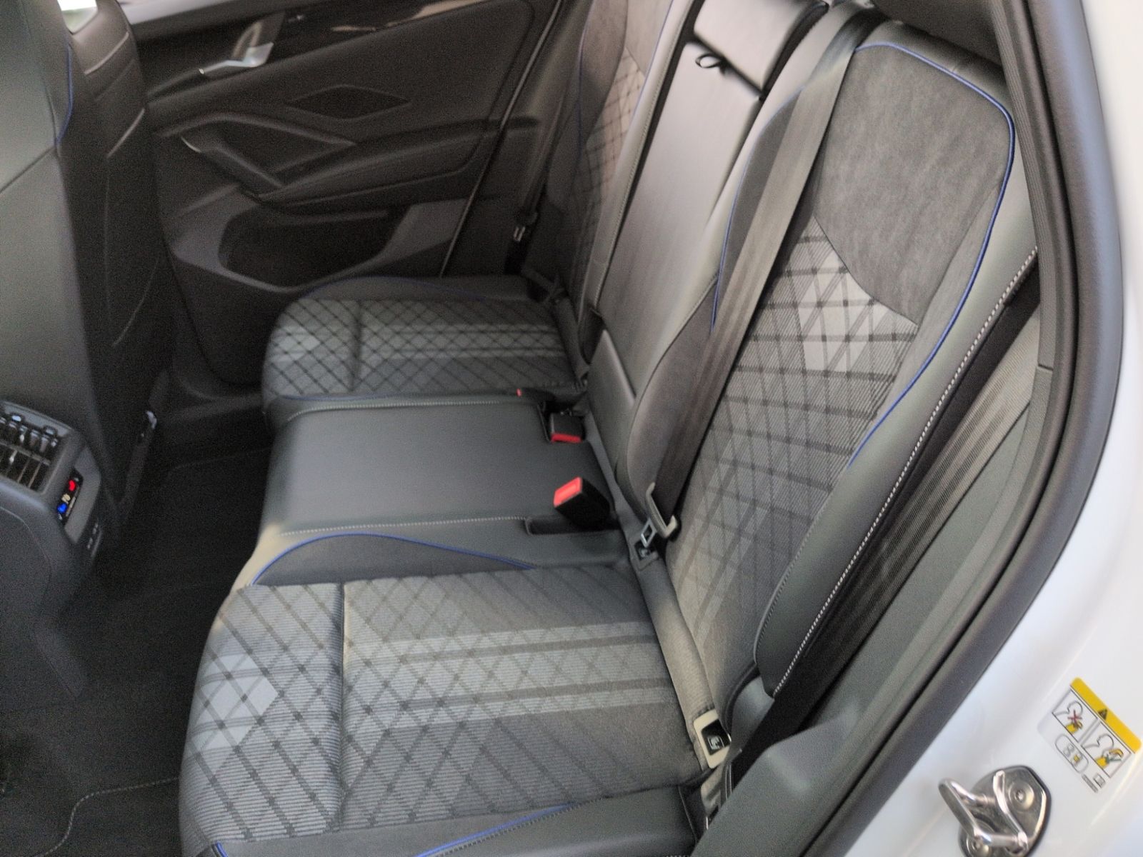 Tiguan 2.0 TDI DSG 4M R-Line STHZ+PANO+MATRIX+
