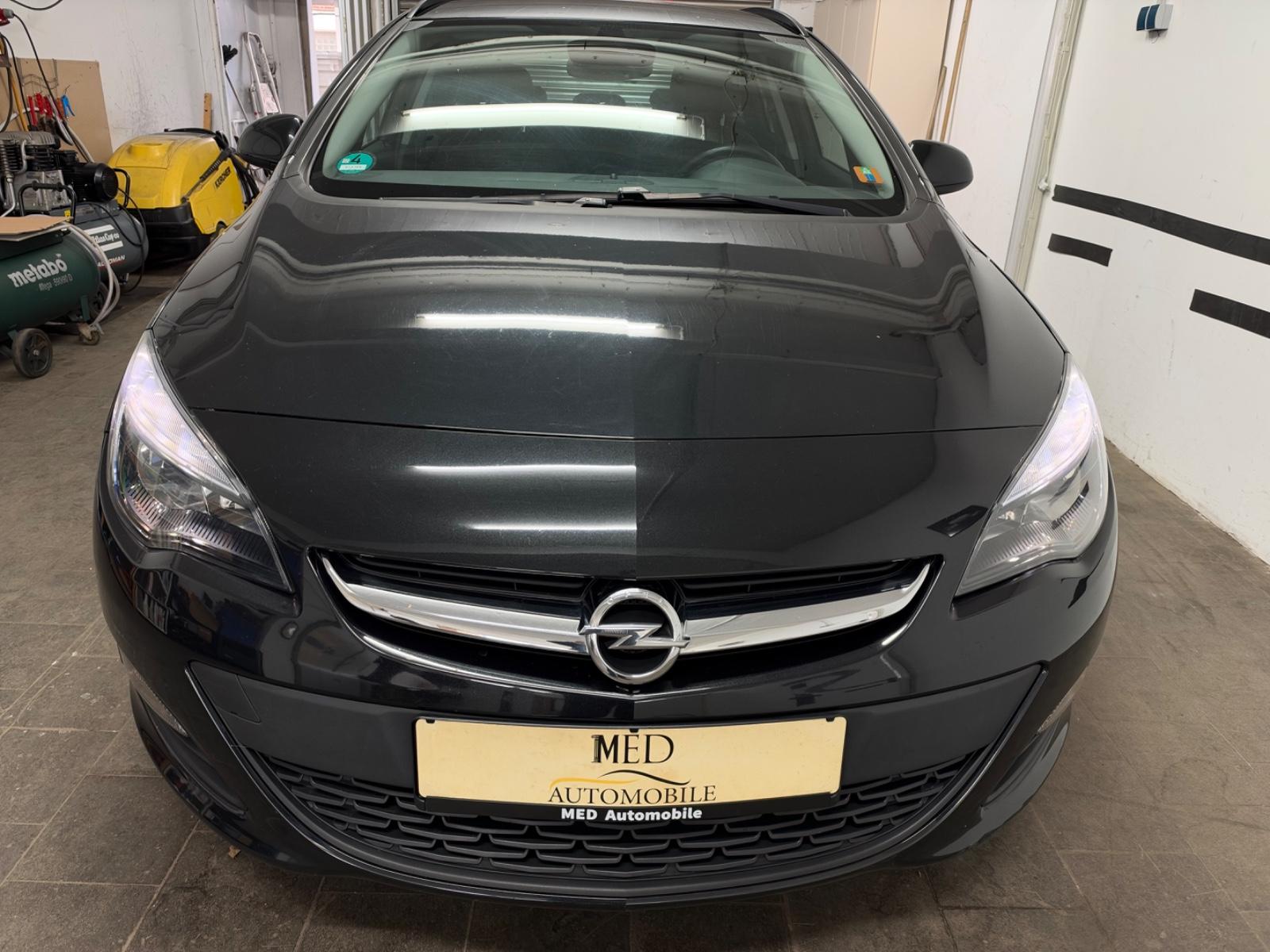 Opel Astra 2014 — вигляд ззаду