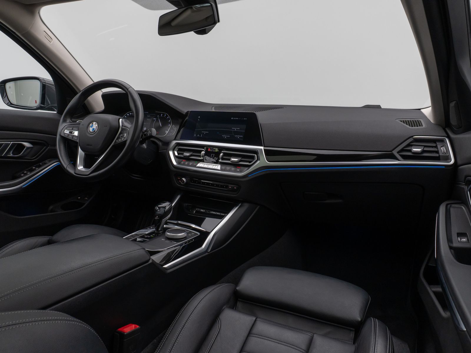 Fahrzeugabbildung BMW 330e Luxury Line Kamera Pano HUD HiFi Individual