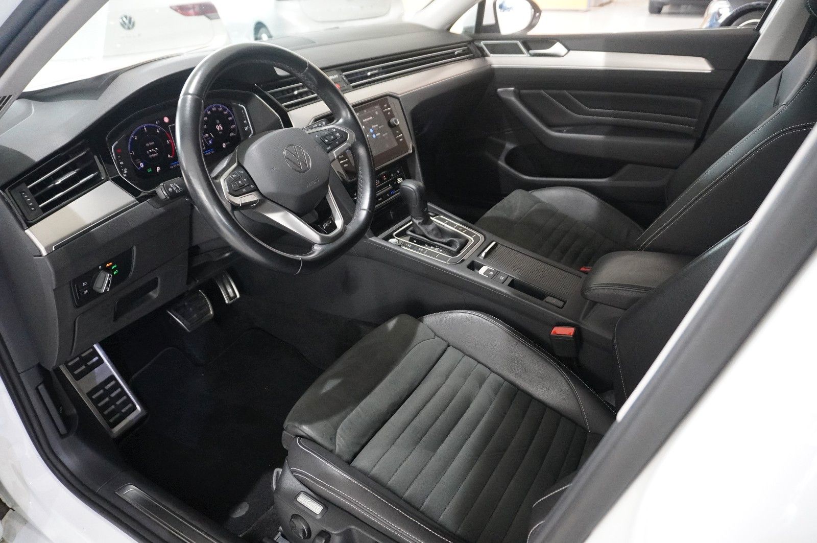 Fahrzeugabbildung Volkswagen Passat VARI. 2.0D R-LINE 4M NAVI/LED/KAMERA/AHK