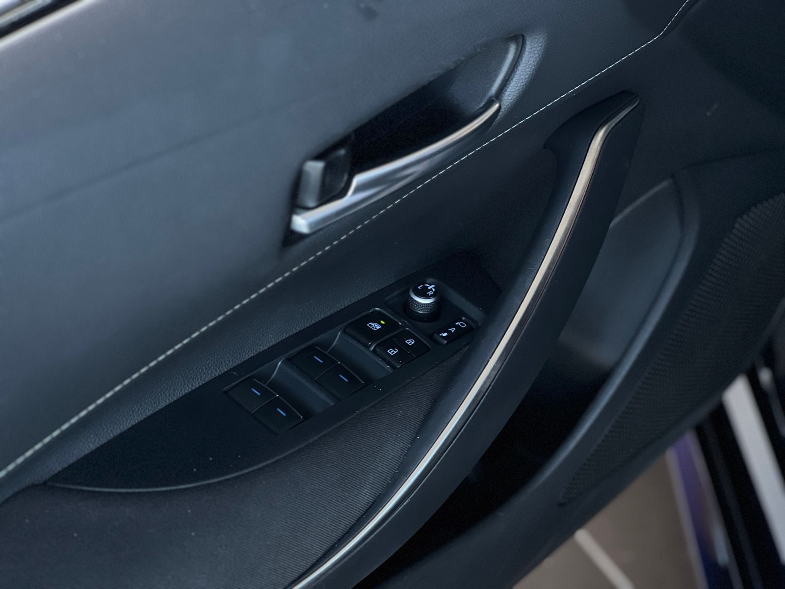 Fahrzeugabbildung Toyota Corolla 2.0 Hybrid Team D JBL LED RFK NAVI SHZ