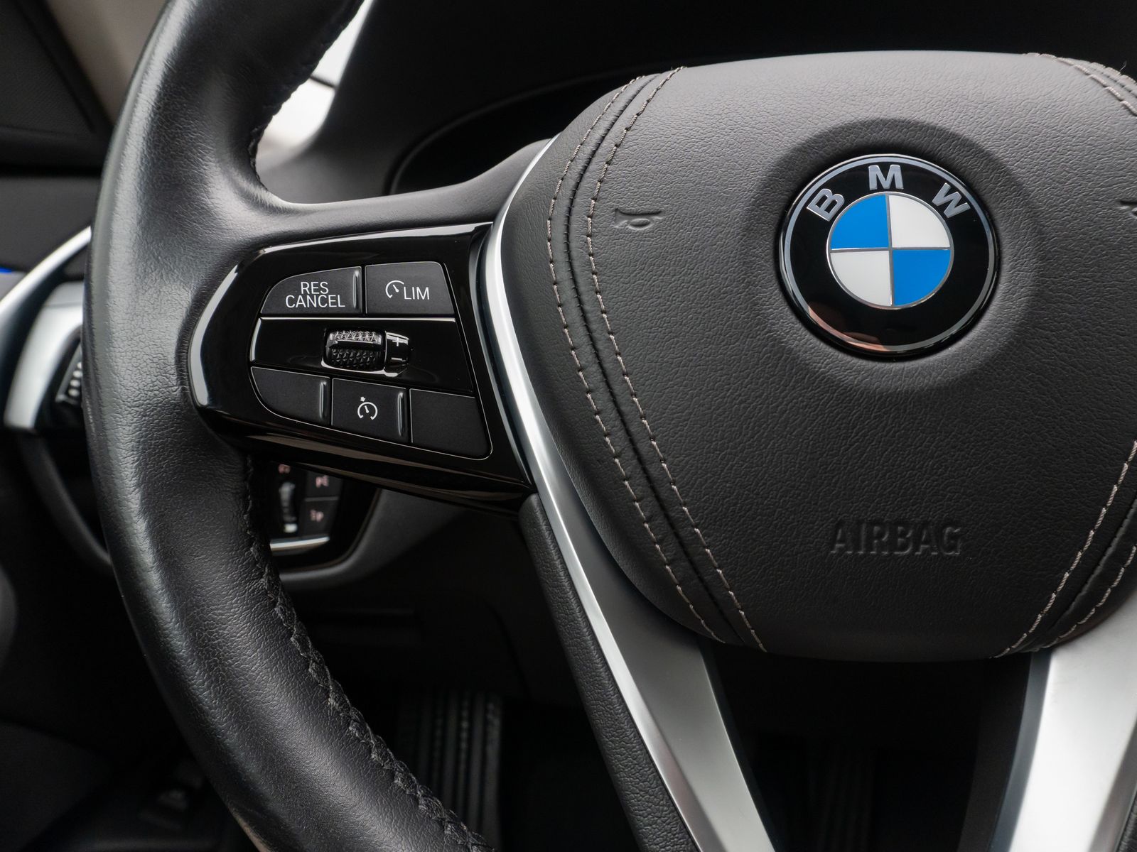 Fahrzeugabbildung BMW 520d xD HUD Kamera HiFi Alarm AHK FernlichtAssis