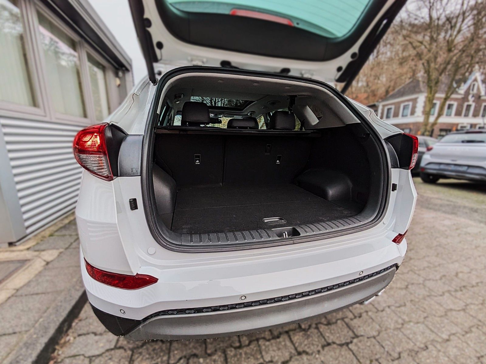 Fahrzeugabbildung Hyundai Tucson PREMIUM 4WD LEDER NAVI PANO PARKASS. LED