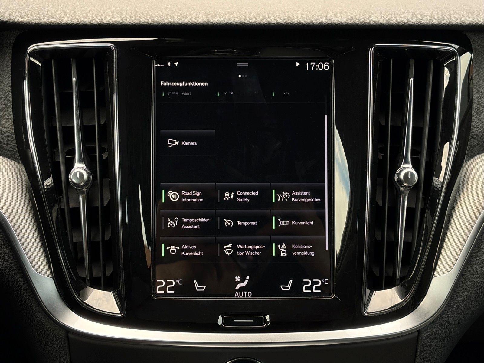 Fahrzeugabbildung Volvo V60 AWD R-Design ACC ProH&K 360° LED CarPl. Memo