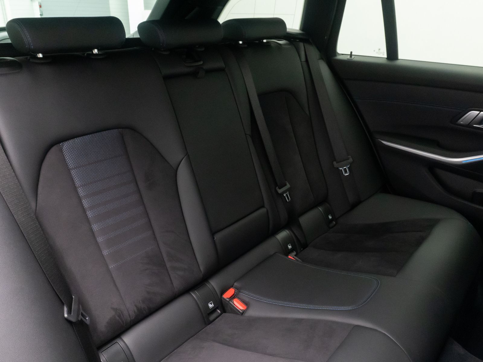 Fahrzeugabbildung BMW 330e xD M Sport HUD DAB Kamera Komfort 18Zoll