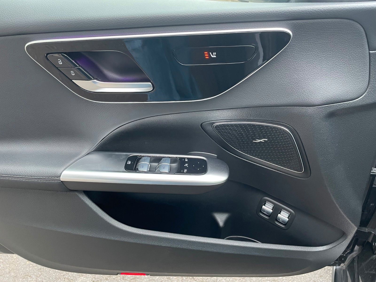 Fahrzeugabbildung Mercedes-Benz C 300 e Avantgarde Digital+S-Dach+AHK+Distr+