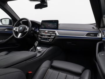 Fahrzeugabbildung BMW 530d Tour Luxury Line AHK Pano H/K Kamera DAB