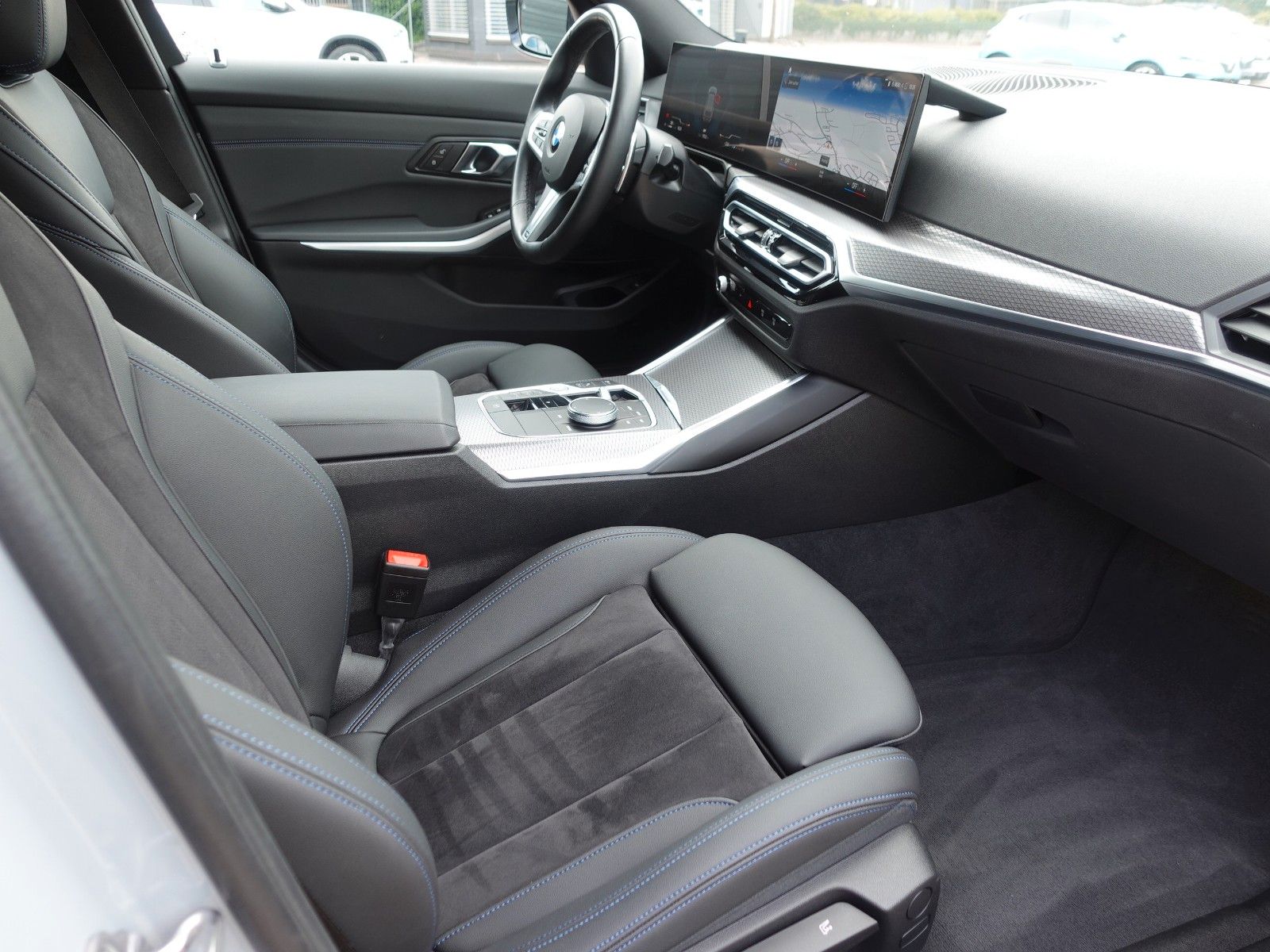 Fahrzeugabbildung BMW 318i Touring A M Sportpaket LMR18"/LED/Navi/...