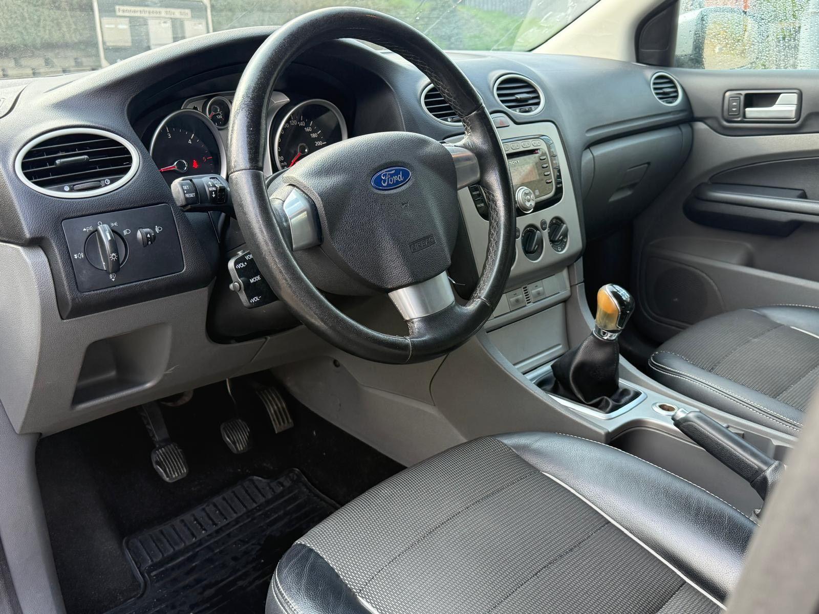 Ford Focus 2010 — interior