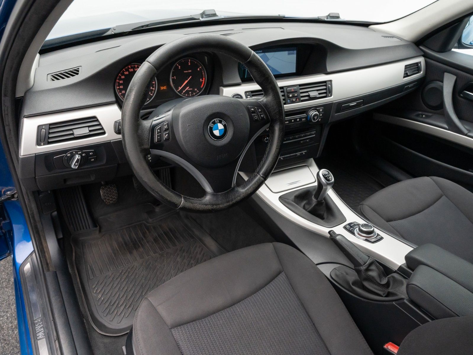 Fahrzeugabbildung BMW 320d GeschwindigReg Xenon NaviPro AHK Dachreling