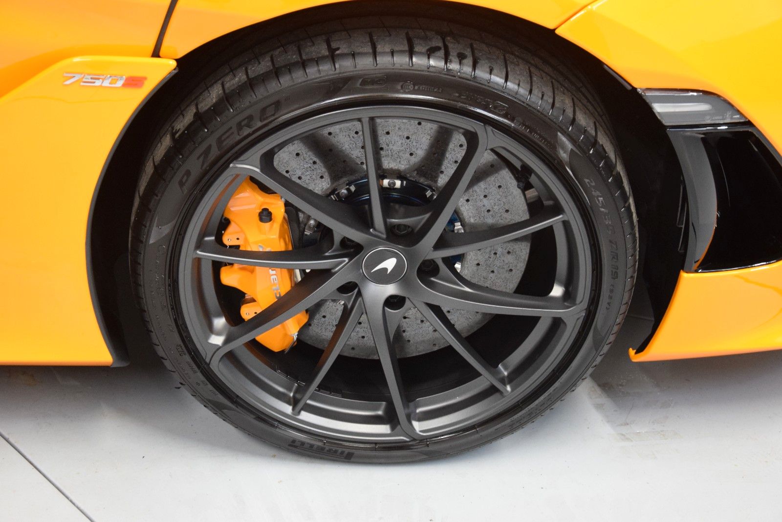 Fahrzeugabbildung McLaren 750S Black Pack / Lift Schale B&W Aero Kamera