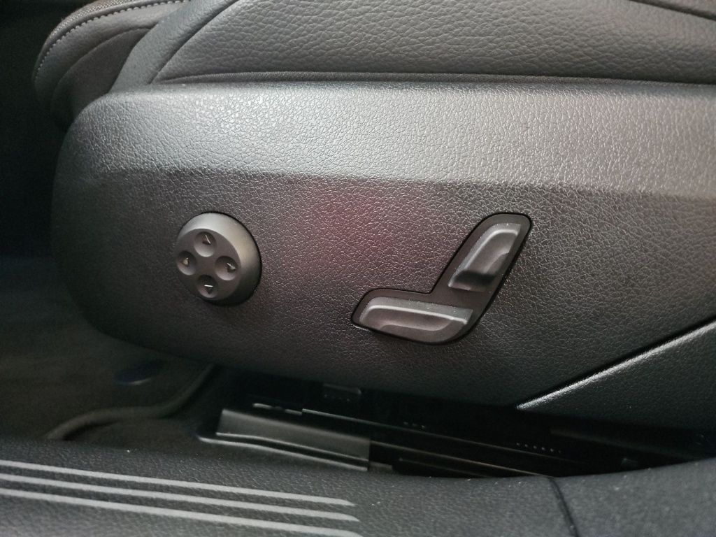 Fahrzeugabbildung Mercedes-Benz E 220 dT Avantg. Totwi. AHK ACC LED Ambie. Navi