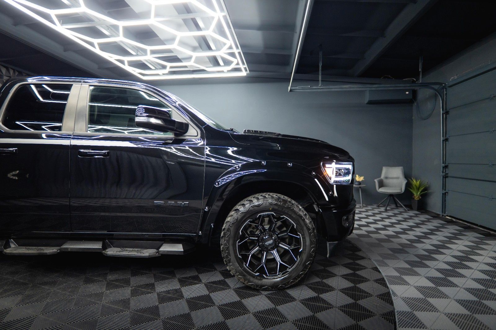 Fahrzeugabbildung Dodge RAM 5.7 V8 HEMI 4x4 Night LARAMIE LONGBED 19%