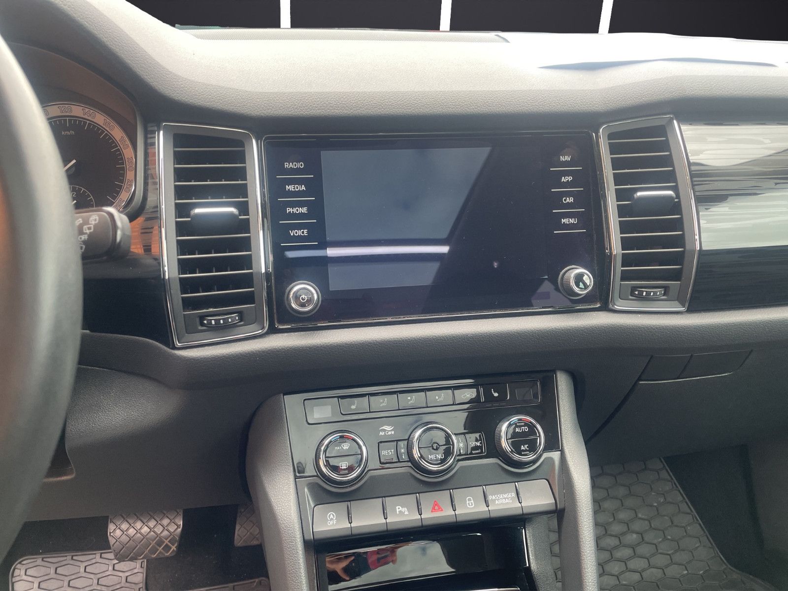 Fahrzeugabbildung SKODA Kodiaq Style 4x4/1.Hand/Pano/Shzvo+hi/Lenkrd hzb