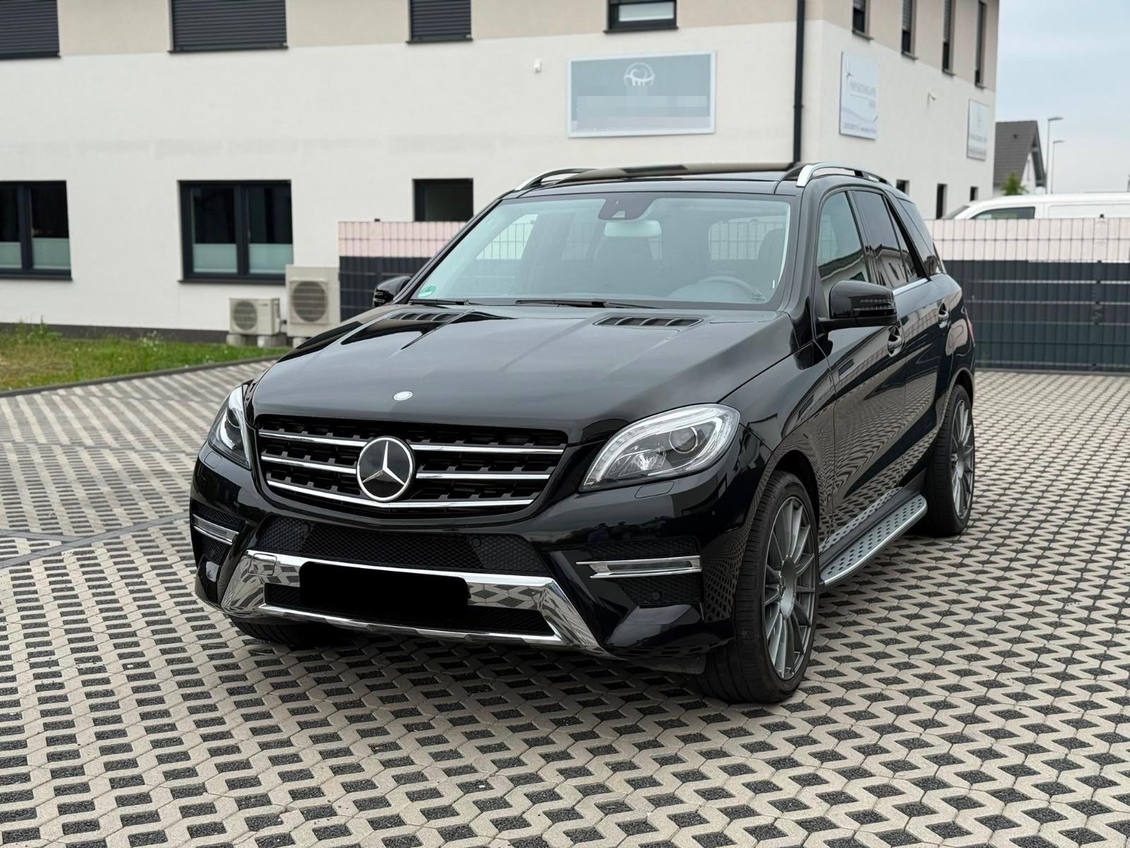Mercedes-Benz ML 350 BlueTEC 4MATIC AMG-Sportpaket-Pano-AHK