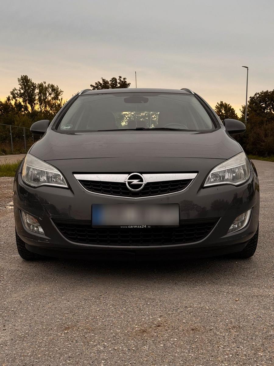 Opel Astra 2011 — вигляд ззаду
