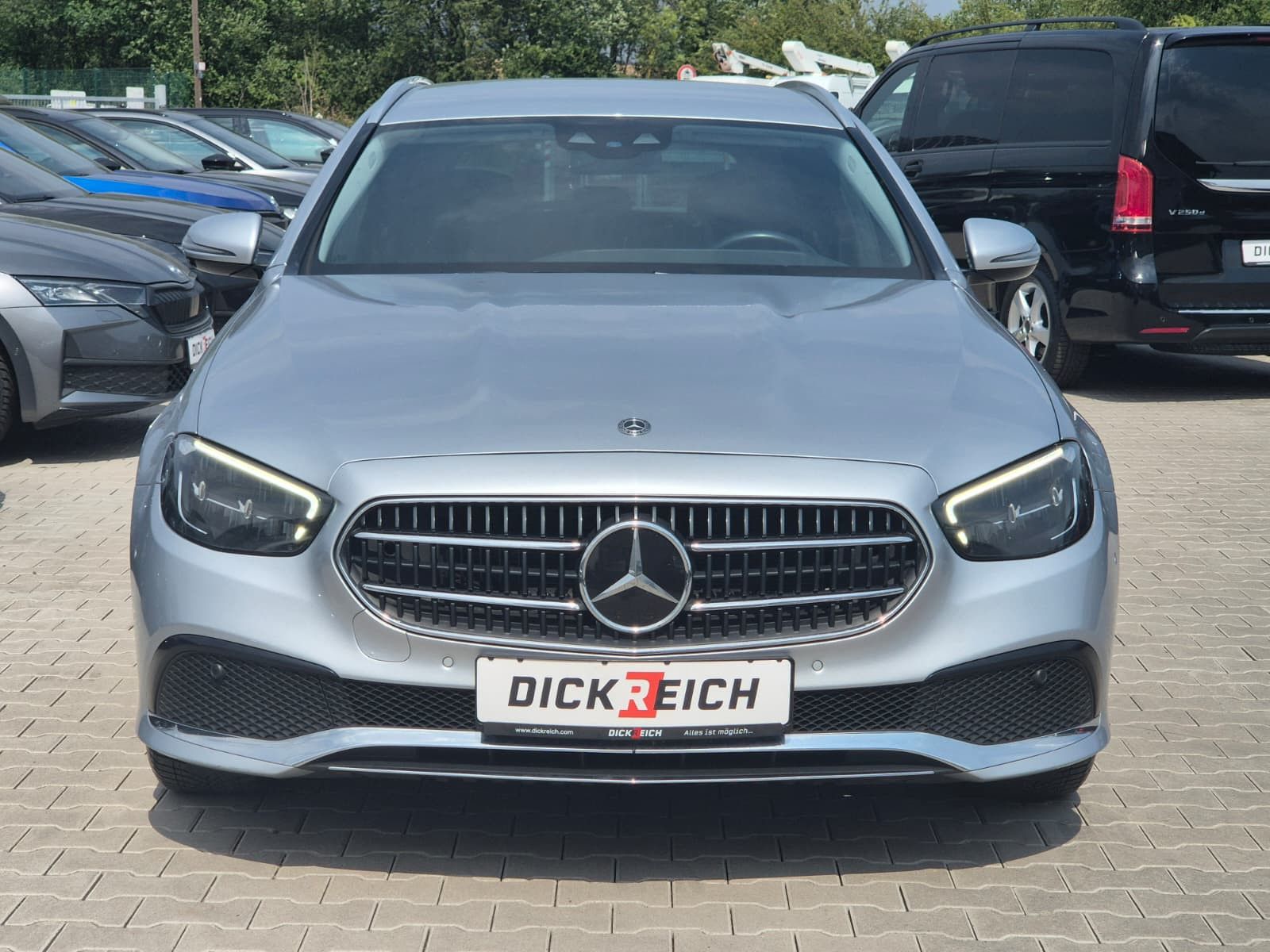 Fahrzeugabbildung Mercedes-Benz E 220 d Avantgarde AHK*DIST*LED*SHZ*Kam*Ambiente