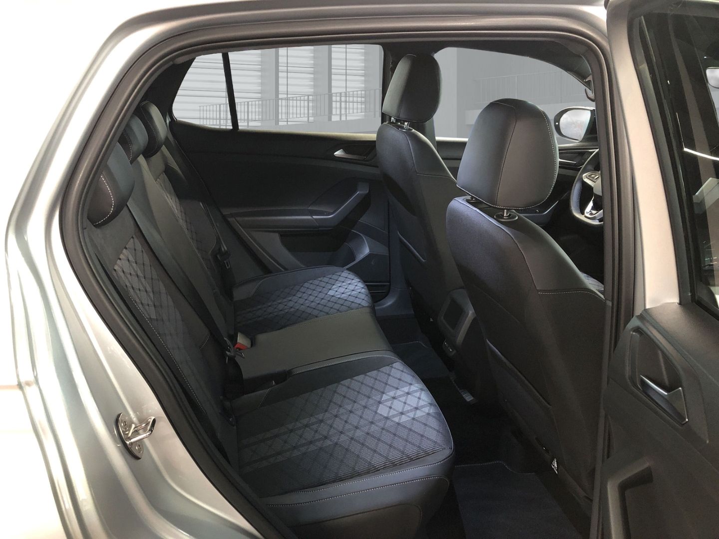 Fahrzeugabbildung Volkswagen T-Cross R-Line 1.5 TSI ACT DSG Sportpaket AHK-ab