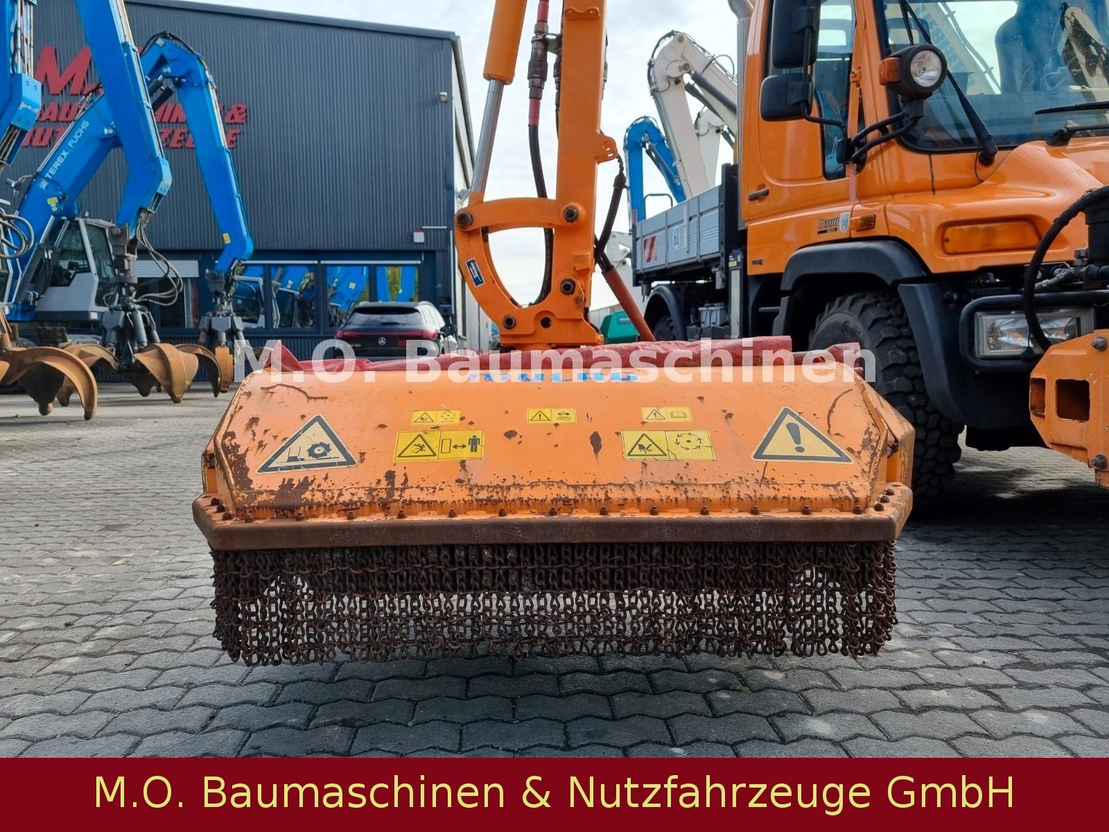 Fahrzeugabbildung Unimog U 300 Plus / Mulag  / Mähgerät / Schere / Bürste