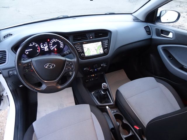 Fahrzeugabbildung Hyundai i20 Sport/OZ-Felgen/Navi/Kamera/SitzH/