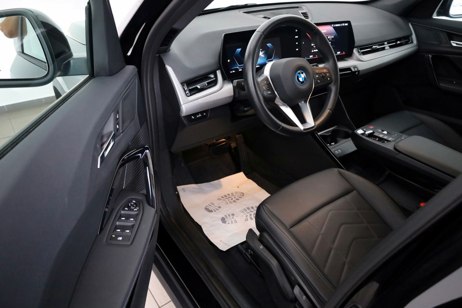 Fahrzeugabbildung BMW iX1 20 eDrive 68KWH Leder,Navi,LED,Parkassistent
