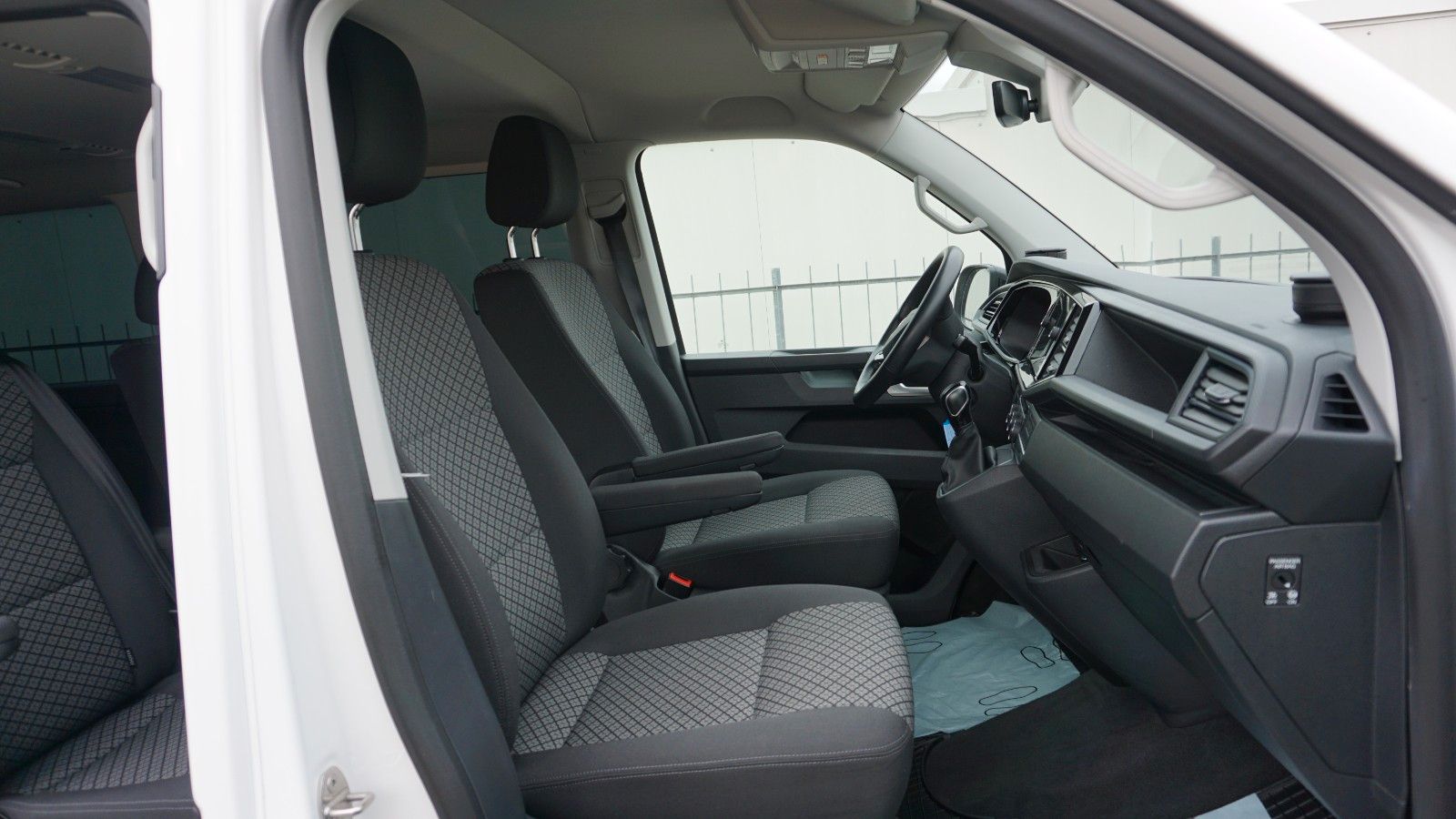 Fahrzeugabbildung Volkswagen T6 Multivan 2.0L TDI DSG Kamera Navi AHK 7 Sitze