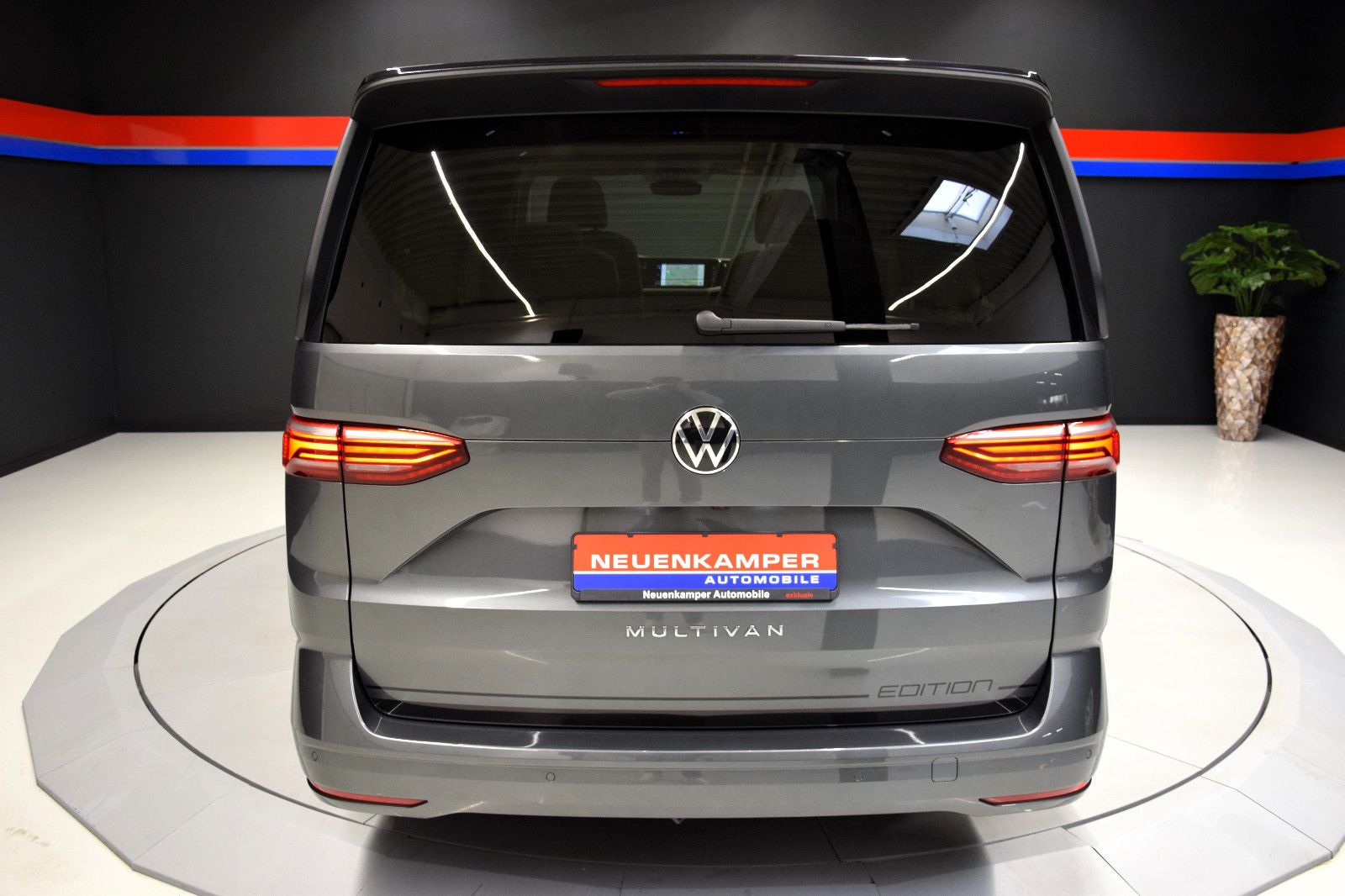 Fahrzeugabbildung Volkswagen T7 Multivan Edition lang Pano HuD AHK NP 77T€