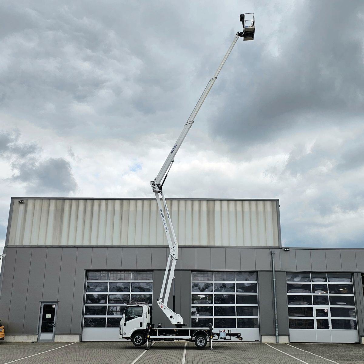 Fahrzeugabbildung Isuzu Teleskop-Bühne *24m* Strom,- Wasseranschluss
