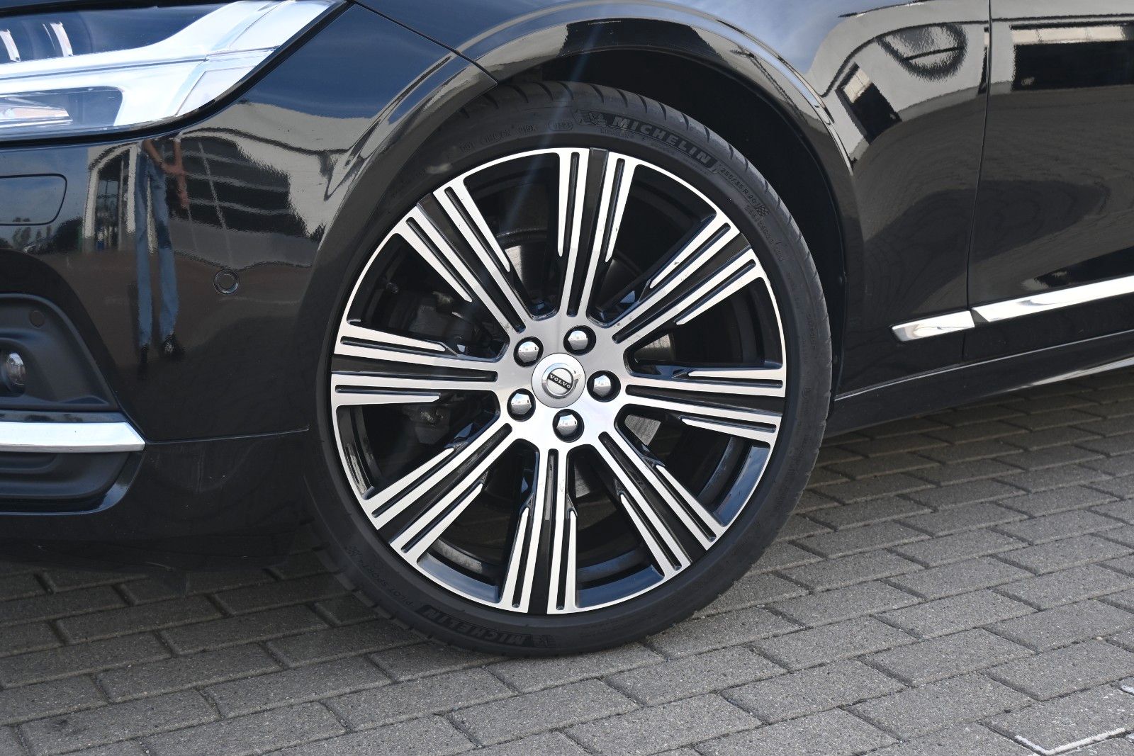 Fahrzeugabbildung Volvo V90 B4 D Plus Bright*STDHZG*360°*PANO*ACC*AHK