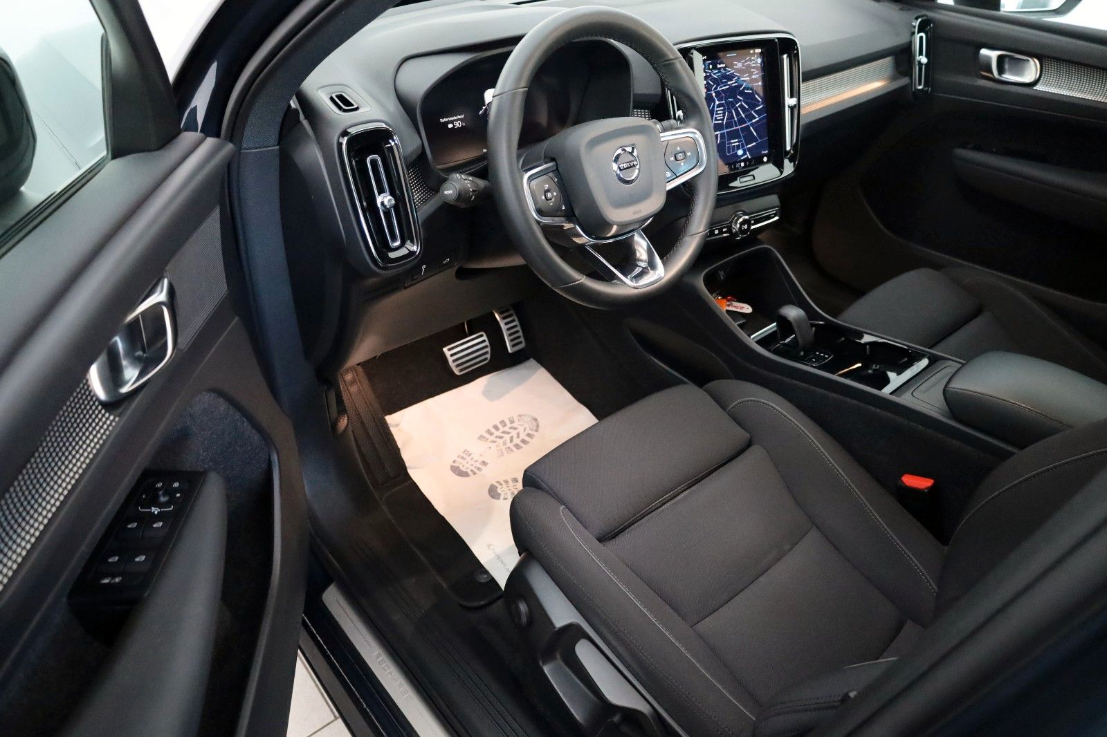 Fahrzeugabbildung Volvo XC40 Plus Recharge AWD,Navi,Kamera,SH,ACC