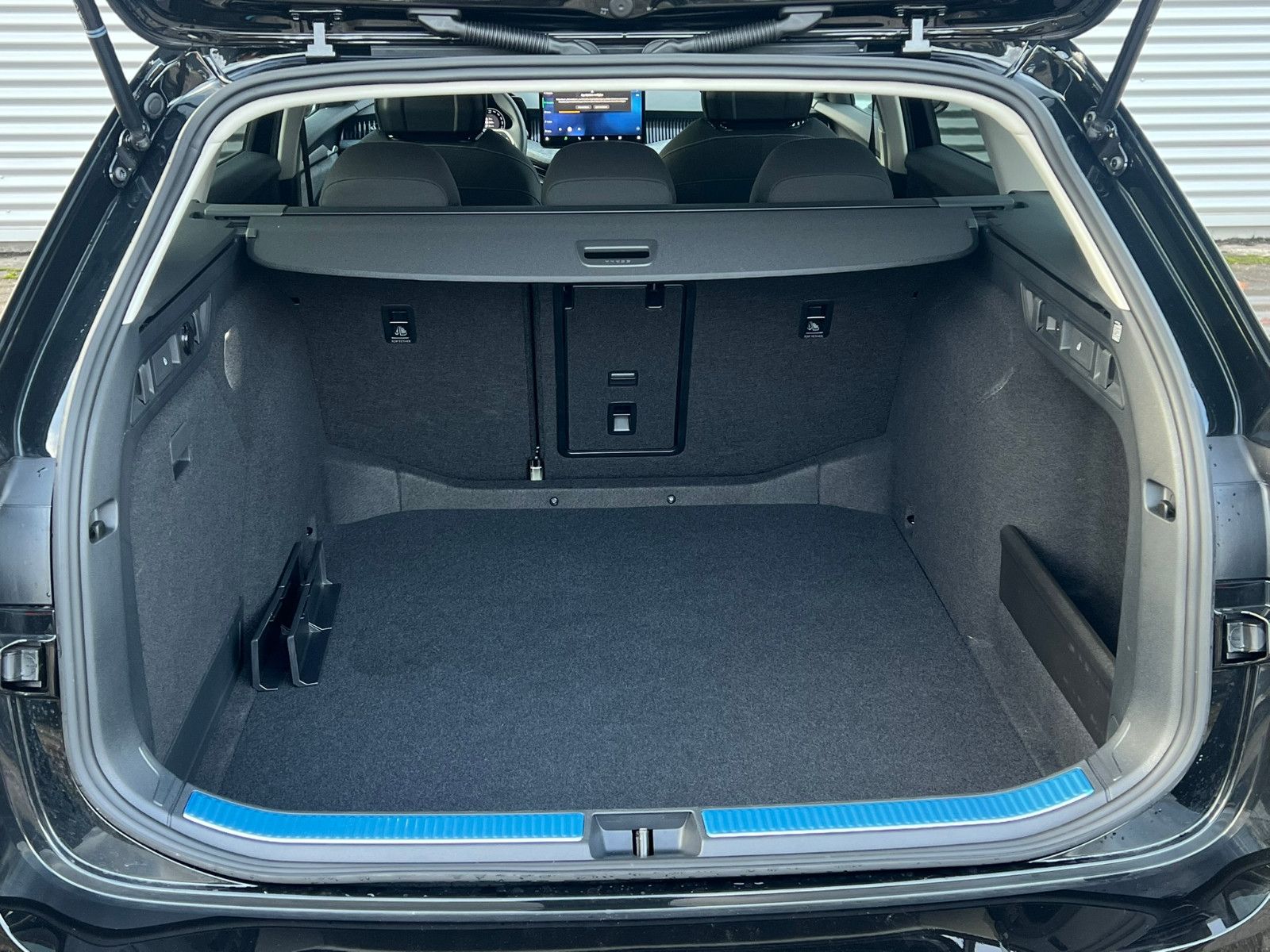 Fahrzeugabbildung SKODA Superb Combi 2.0 TDI 4x4 Navi ACC AHK