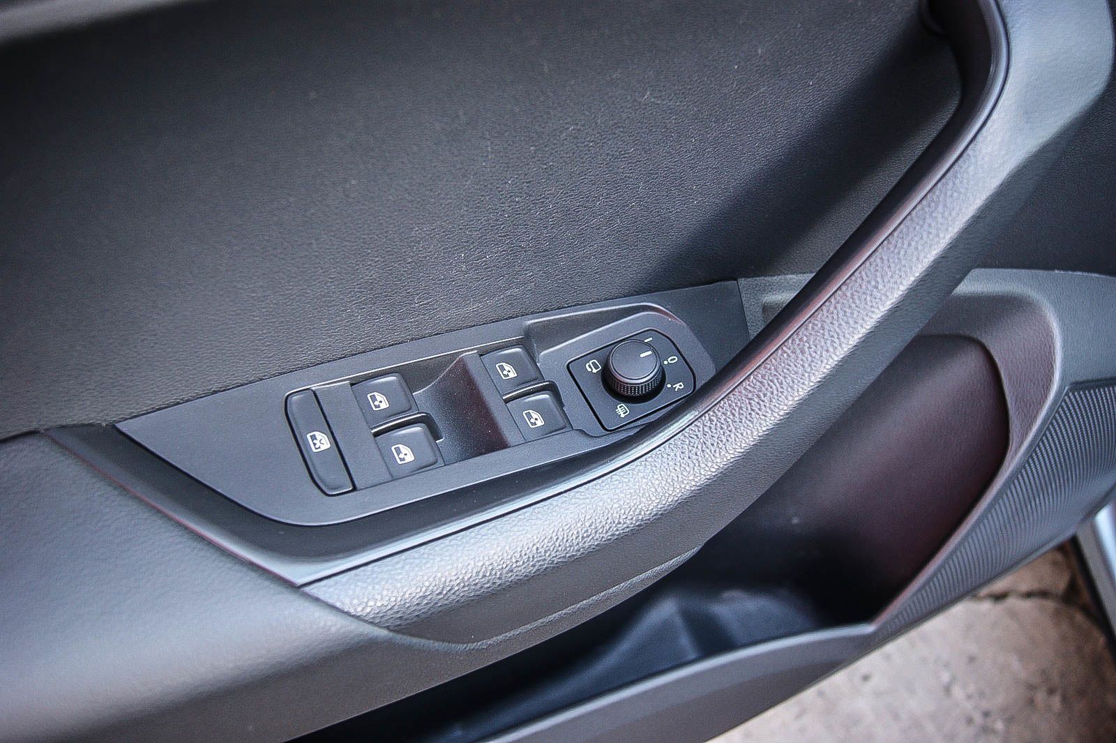 Fahrzeugabbildung SKODA Karoq 1.6 TDI DSG Ambition NAVI ANHÄNGERKUPPLUNG