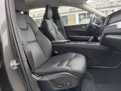 Fahrzeugabbildung Volvo XC60 D4 Momentum Pro 'BLIS,Keyless, CTA'