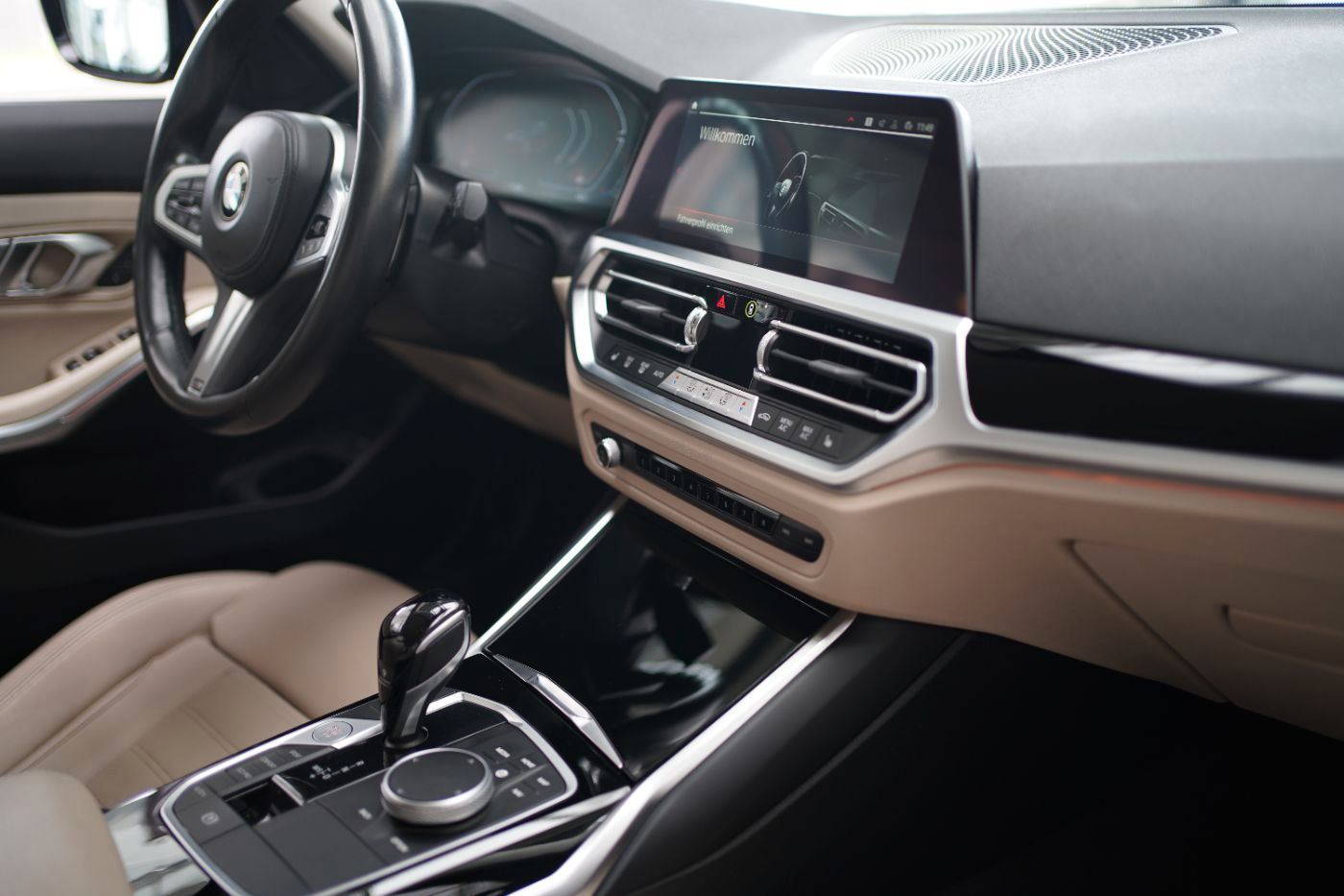 Fahrzeugabbildung BMW 320d Sport Line +AHK+Komfortzugang+HeadUp+LED
