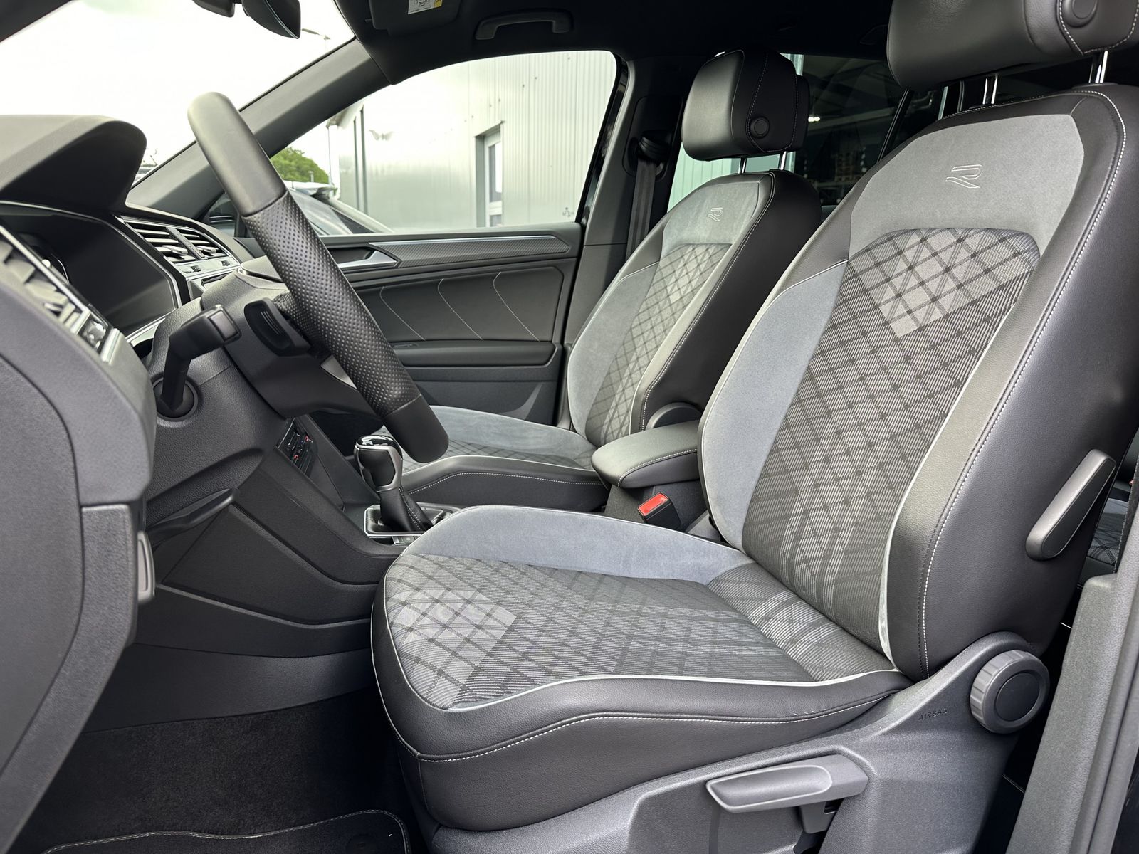 Fahrzeugabbildung Volkswagen Tiguan 2.0 TDI 4M DSG R-Line NAV+MATRIX+AHK+ACC