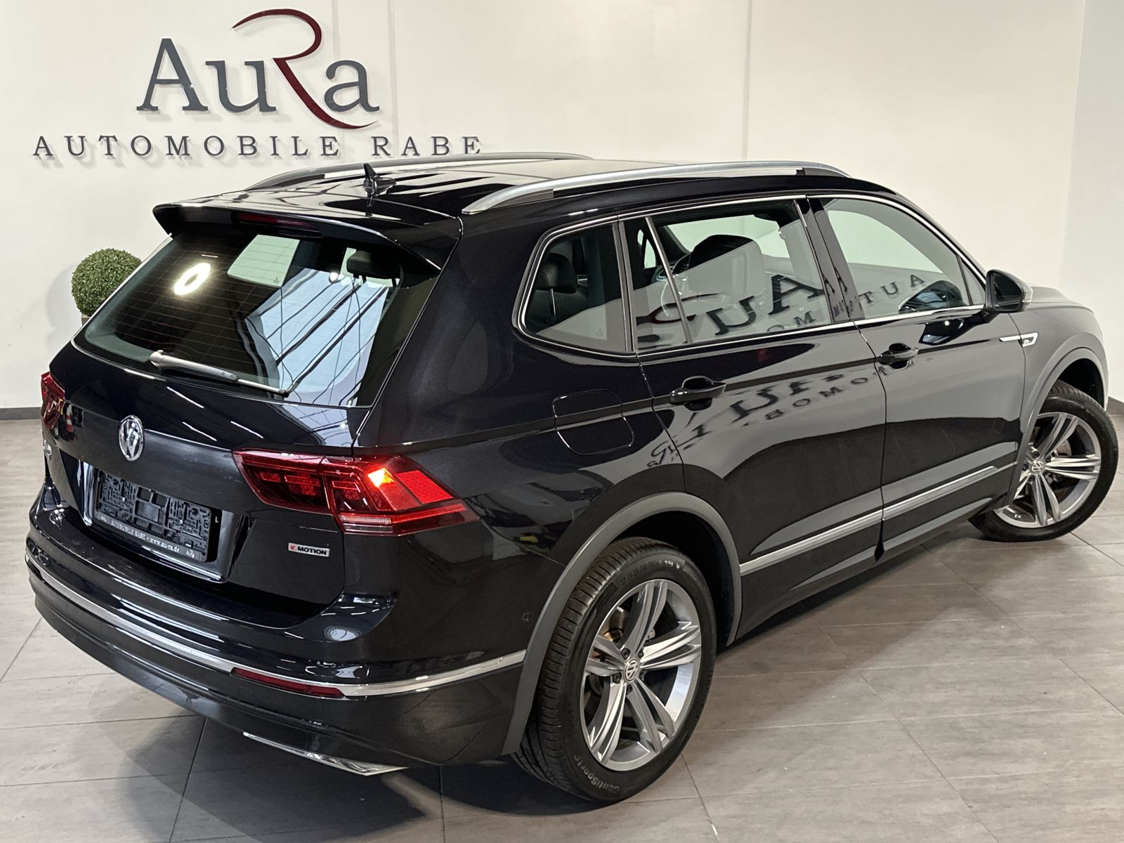 Fahrzeugabbildung Volkswagen Tiguan Allspace 2.0 TDI 4M R-Line NAV+LED+PANO