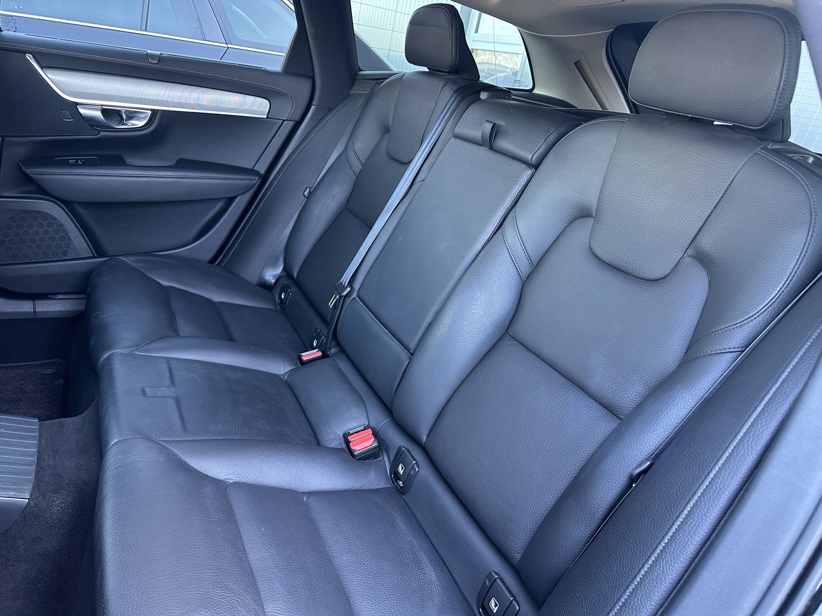 Fahrzeugabbildung Volvo V90 T6 Plus Dark Plug-In Hybrid AWD NAV+LED+AHK