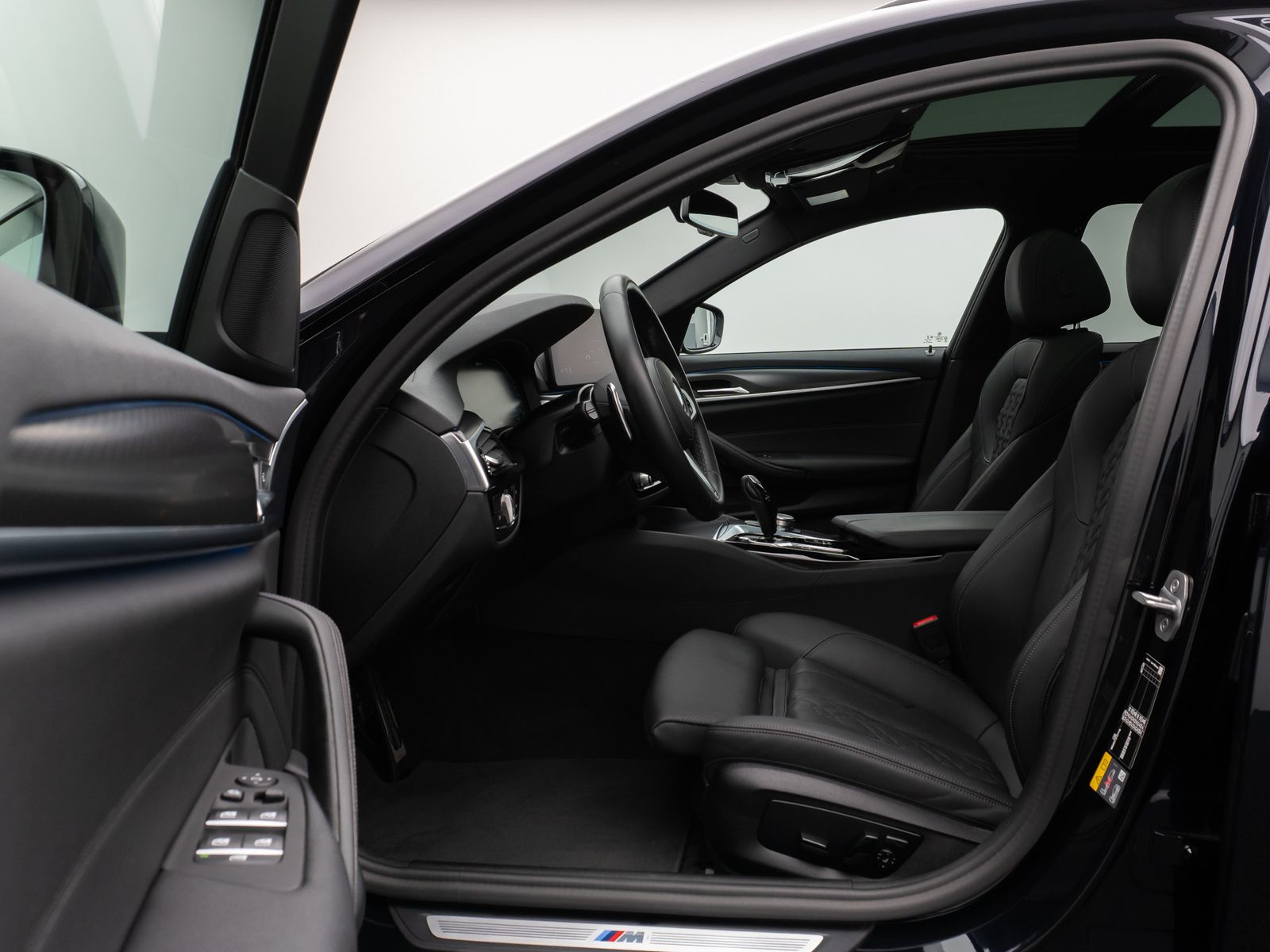 Fahrzeugabbildung BMW 530e M Sport Panorama Kamera DAB HiFi Alarm LED