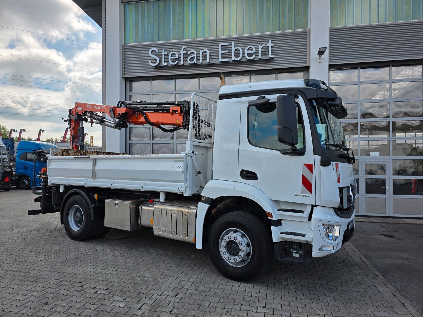 Fahrzeugabbildung Mercedes-Benz Arocs 1835 KK Heckkran Atlas 126.3E-A3L Funk