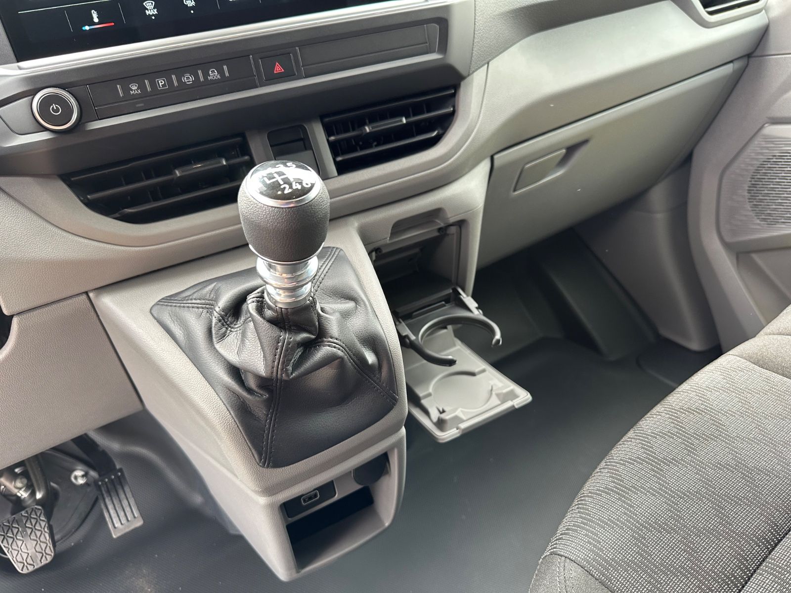 Fahrzeugabbildung Volkswagen T7 Transporter Kasten 2.0 TDI LR Navi/GRA/LED/EP