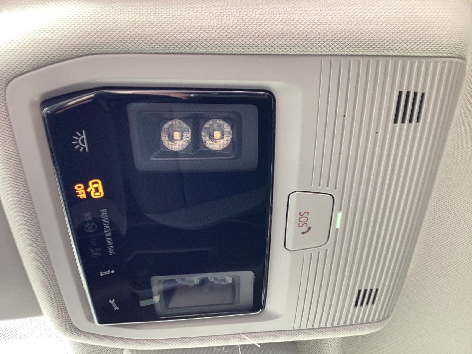 Fahrzeugabbildung Volkswagen Golf VIII eTSI Active DSG LED AHK Navi AID ACC P