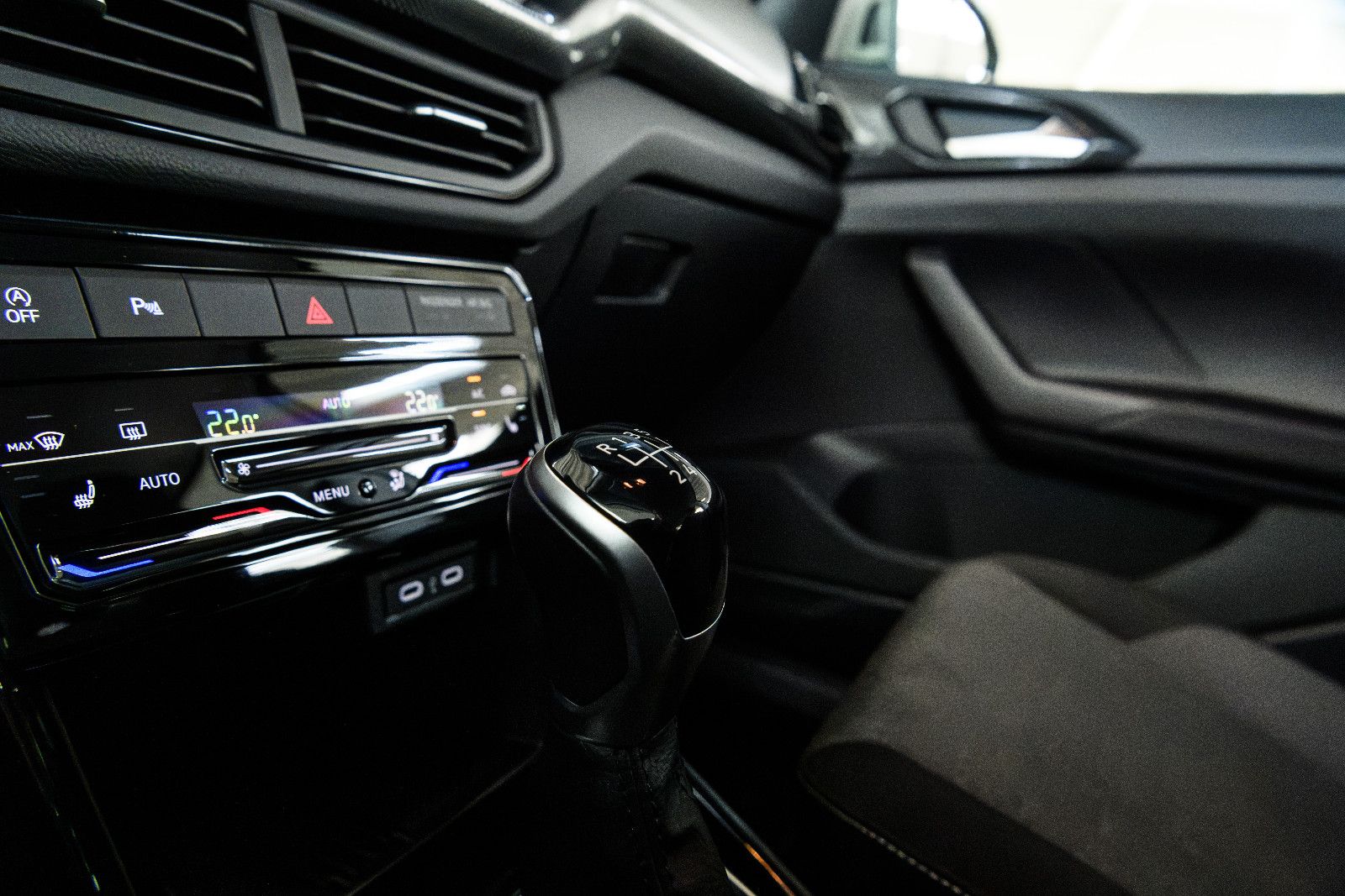 Fahrzeugabbildung Volkswagen T-Cross Life 1.0 TSI LED+KAMERA+NAVI+ACC+5 J.GAR